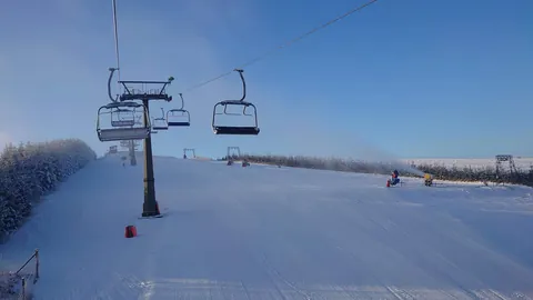 Sjezdovka pod čtyřsedačkovou lanovkou