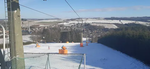 Výhled od horní stanice lanovky do kraje