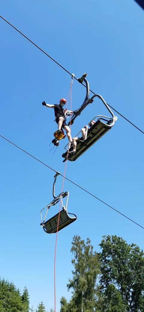 Nácvik slaňování ze sedačky lanovky