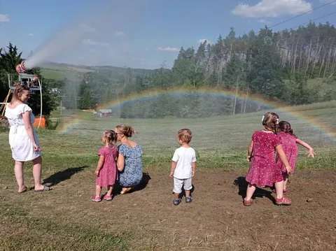 Zkouška zasněžování v létě, duha nad svahem