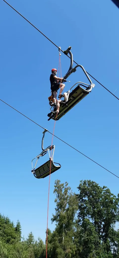 Slaňování ze sedačky lanovky