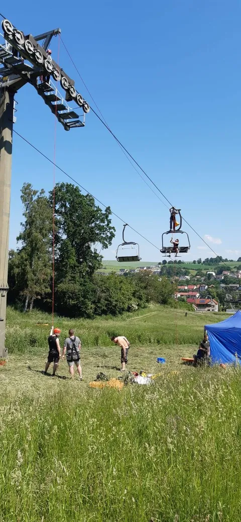 Nácvik evakuace lanovky v létě